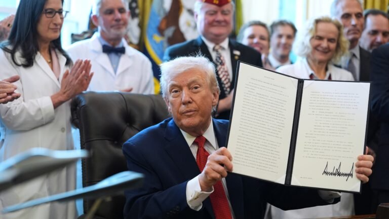 Trump firma orden ejecutiva para bajar la marihuana a la Lista III y facilitar su investigación médica