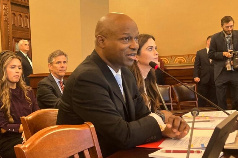 Fallo judicial prohíbe a ICE realizar arrestos en cortes de inmigración