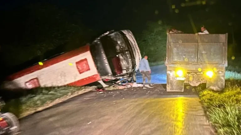 Conductor fallece tras volcamiento de ómnibus estatal en carretera entre Puerto Padre y Las Tunas fatal-accidente-en-la-va-puerto-padrelas-tunas-deja-un-conductor-fallecido-Sin-nombre