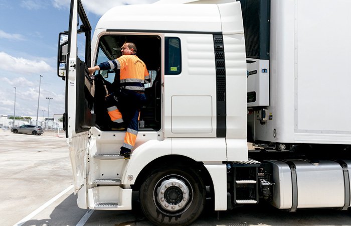 California Pospone Revocación Masiva de Licencias de Conducir Comerciales Tras Demanda Colectiva