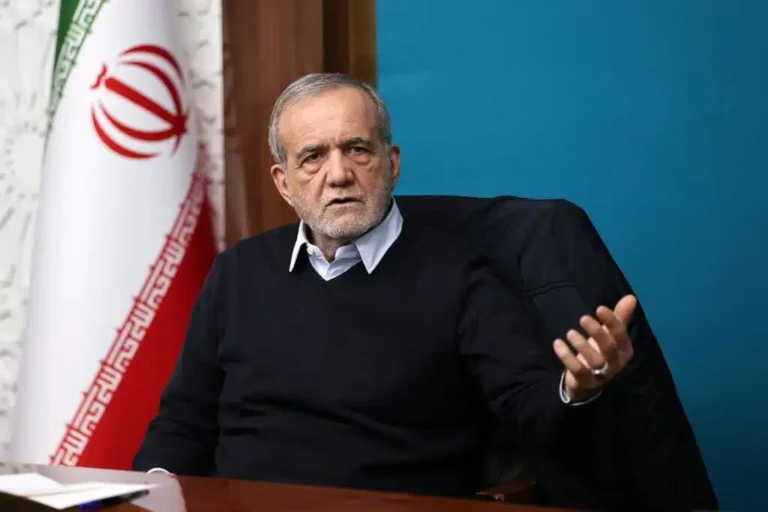 Presidente de Irán amenaza con «guerra total» a EE.UU. y sus aliados si atacan al Líder Supremo