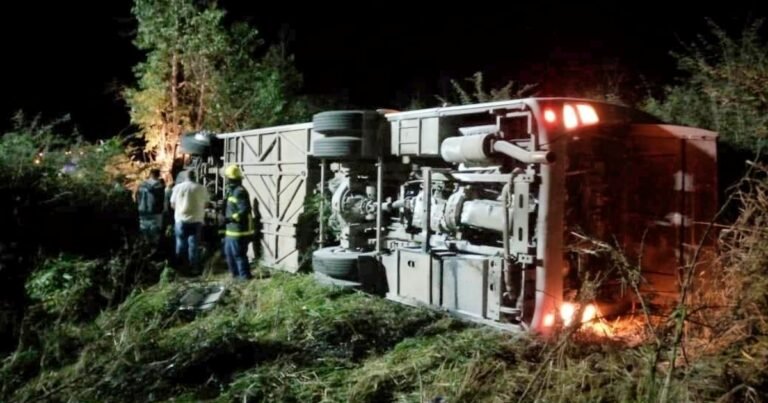 Tragedia en la Carretera Central: Dos Muertos y 38 Heridos tras Volcarse un Ómnibus en Camagüey