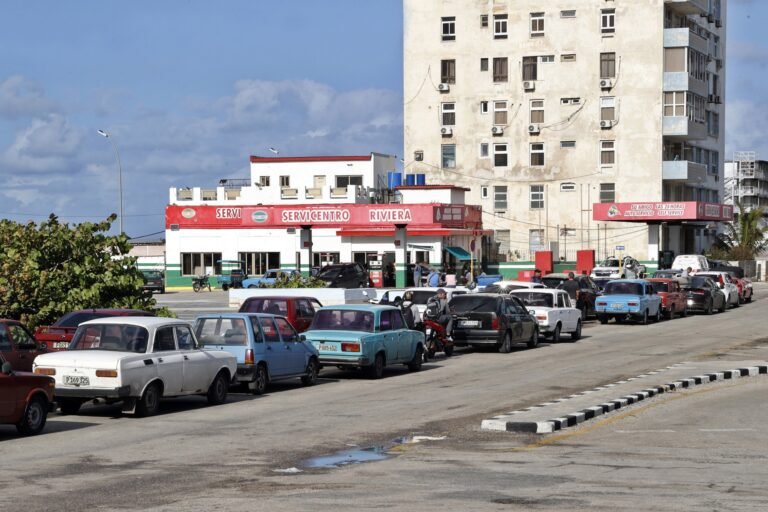Colas y miedo: Cuba revive la crisis de combustible tras cortarse el petróleo venezolano
