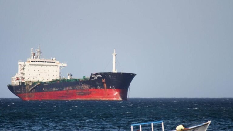 La tormenta perfecta: Escasez de crudo, sanciones y emigración masiva ahogan a Cuba