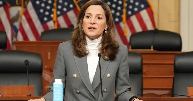 Congresista María Elvira Salazar Advierte Contra Viajes a Cuba por Situación «Peligrosa»