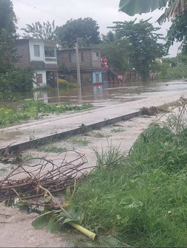 Damnificados por inundación en Yara denuncian abandono gubernamental: «Perdimos casi todo, y las ayudas llegaron a zonas donde el agua llegaba al tobillo; aquí, donde llegó al pecho, nos ignoraron»