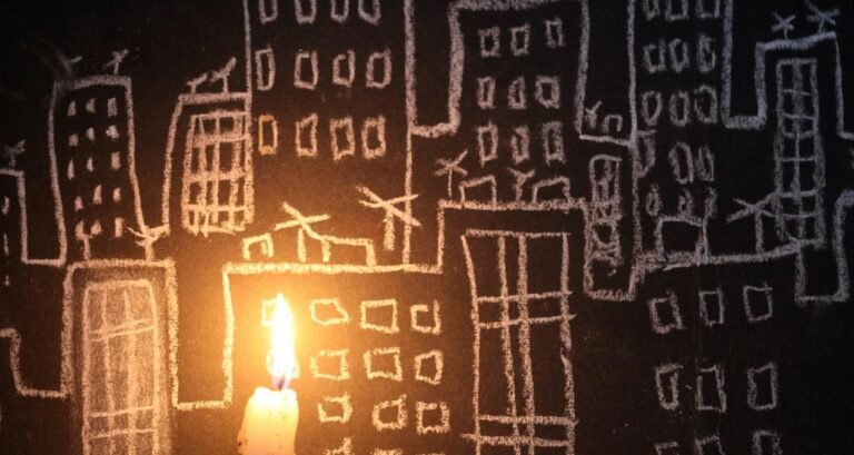 Denuncian que el «mini circuito protegido» en Bayamo sigue funcionando: lo activan de madrugada para ocultarlo y beneficia a jefes militares mientras el resto se apaga