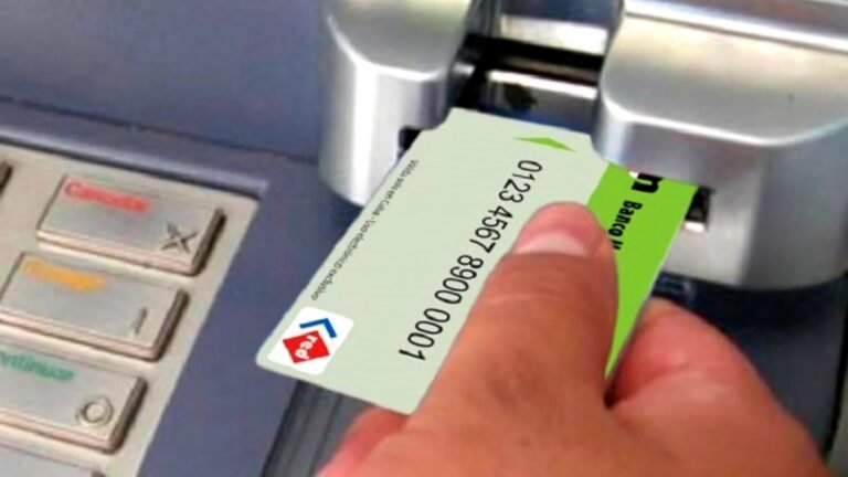 Trabajadores de la Educación en Guisa denuncian que no pueden cobrar su salario: «El banco dice que no es centro de pago, y el gobierno y el PCC cobran en efectivo»