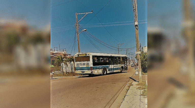 Denuncian ómnibus "privado" para choferes en La Habana: sale del paradero de Playa a recogerlos a Santa Fe mientras el pueblo paga más de 300 pesos por 10 paradas Sin título