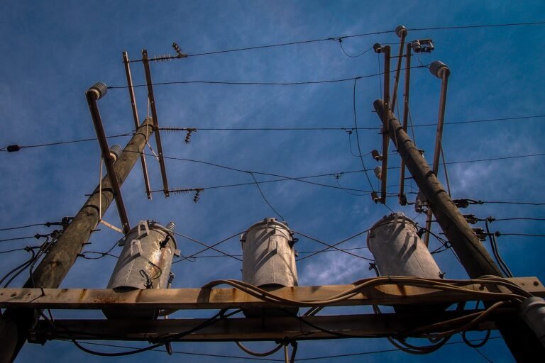 Denuncian privilegio eléctrico en reparto Jesús Menéndez: «Siempre tienen luz de día y de noche mientras los niños de otros barrios se quedan sin ver ni una noticia»