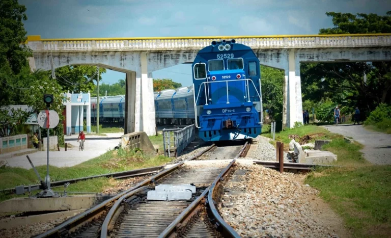 Denuncian reventa masiva de pasajes de tren en Ciego de Ávila: «Duplican los tiques y cobran 2,000 pesos a los pasajeros»