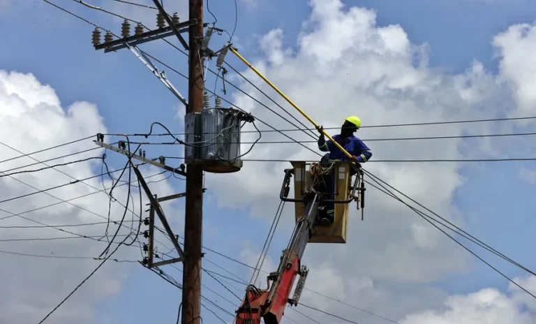 Denuncian que director de Empresa Eléctrica de La Habana puso a su gente en cargos clave: “El mago llegó a pie y ahora tiene Fiat y camioneta armada con piezas del taller”