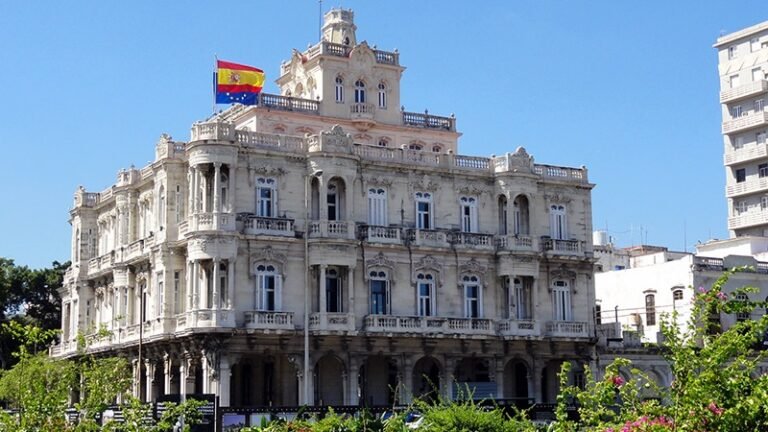 Funcionarios cubanos en Consulado de España en La Habana son denunciados por lucrar con citas falsas