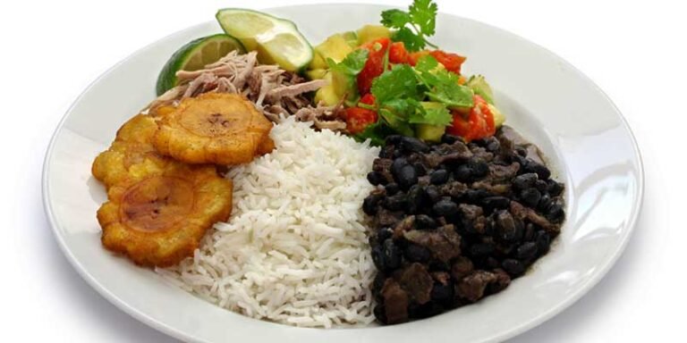 Denuncian a directora de Gastronomía en Manzanillo por presunta corrupción y favoritismo