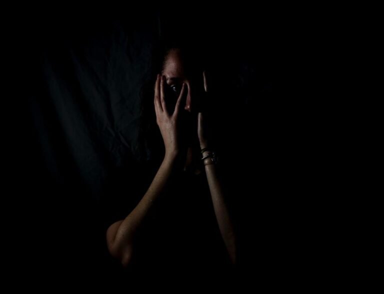 Vecinos de Montes Verdes en Bayamo denuncian que sufren 22 horas de apagón por solo 2 de luz: “No hay justificación para que unos sean más golpeados que otros” melanie-wasser-j8a-TEakg78-unsplash