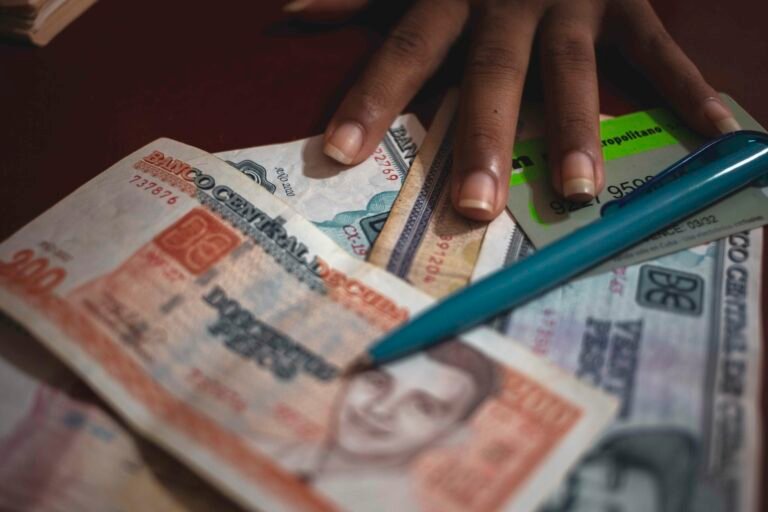 Trabajadores de Policlínico en Bayamo denuncian que aún no han cobrado su salario: “Supuestamente no hay dinero”