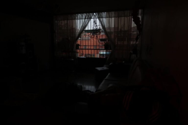 Vecinos de Vega Alta denuncian cinco días sin electricidad: «No es déficit, es un ciclo de averías que se repite»
