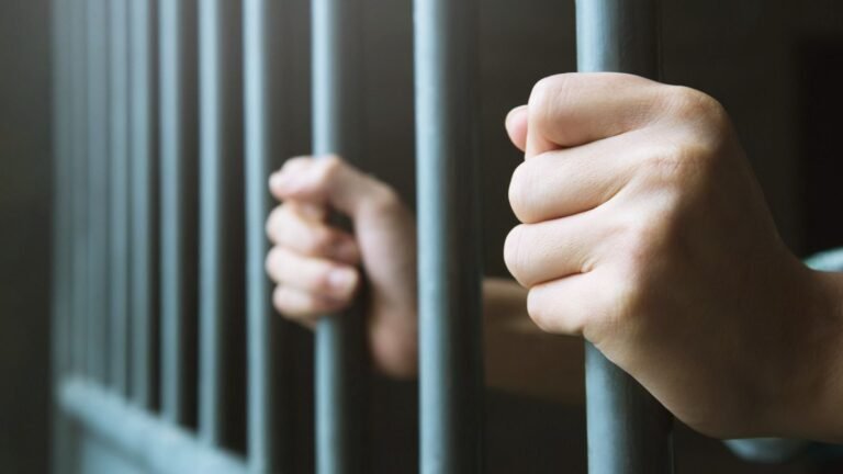 Madre denuncia que su hijo está en peligro de muerte en prisión de Veguita 1 por orden del jefe Roselio