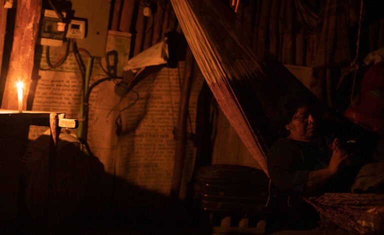 Vecinos de Los Olmos en Santiago de Cuba denuncian que planta de Marte tiene luz toda la noche mientras ellos apenas 5 horas: “Se acabó la igualdad”