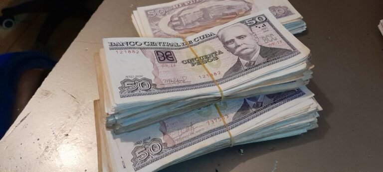 Trabajadores de Educación en Jiguaní denuncian que no han cobrado mayo ni junio: «El banco no tiene dinero»