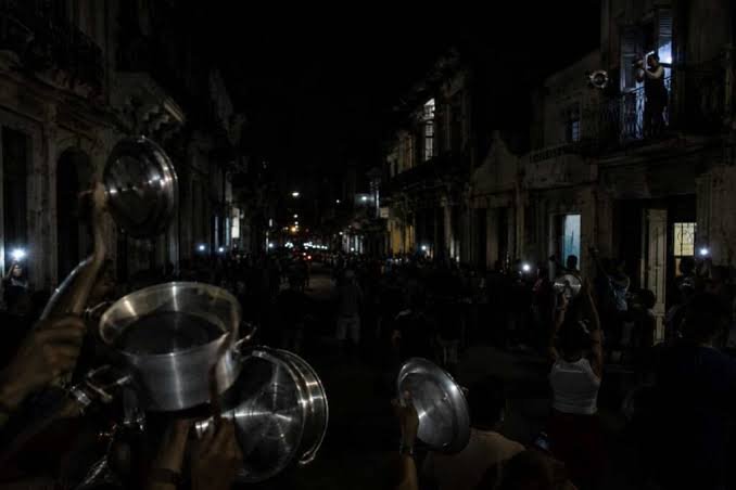 Vecinos de Alberro en Cotorro denuncian más de 24 horas sin corriente y realizan cacerolazo: “Los refrigeradores tienen mal olor y la comida echada a perder”