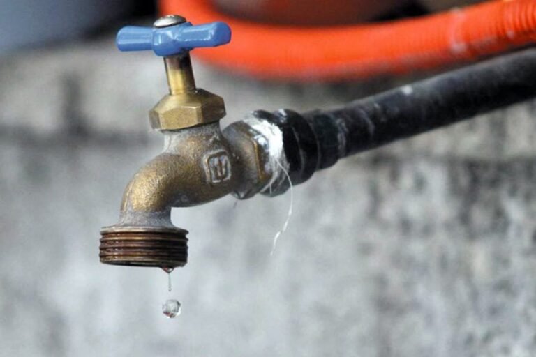 Mujer de 72 años en Víbora Park denuncia más de 25 días sin poder llenar su tanque de agua por los apagones: “Nos están matando lentamente”