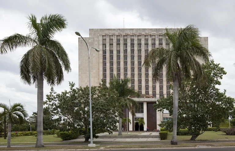Vecinos y trabajadores del Hospital Miguel Enríquez denuncian desorden, privilegios y problemas de seguridad: "Es un desastre total" Library_on_Revolution_Square,_Havana,_Cuba_LCCN2010638760.jpg