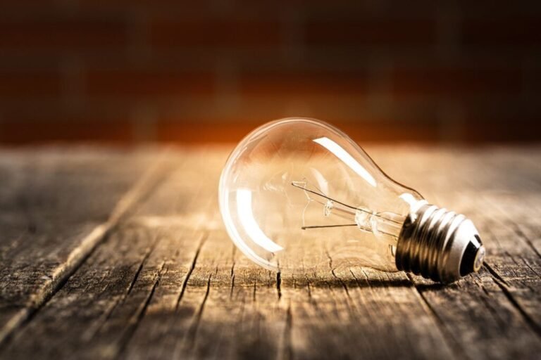 Vecinos del circuito 1170 en Playa denuncian que viven tres meses sin luz en las noches: "En la misma manzana hay bares y casas de dirigentes con corriente permanente" energia-1024x683