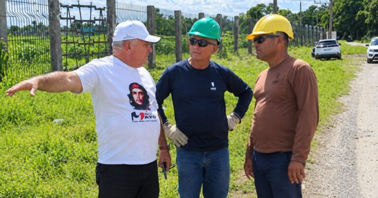 «Candil de la calle, oscuridad de la casa»: el director de la UNE visita una obra en La Habana mientras Villa Clara se apaga