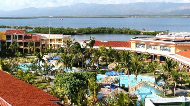 Denuncian que director del Hotel Brisas Trinidad del Mar obliga a trabajadores a retractarse y firma forzada en respaldo al corrupto