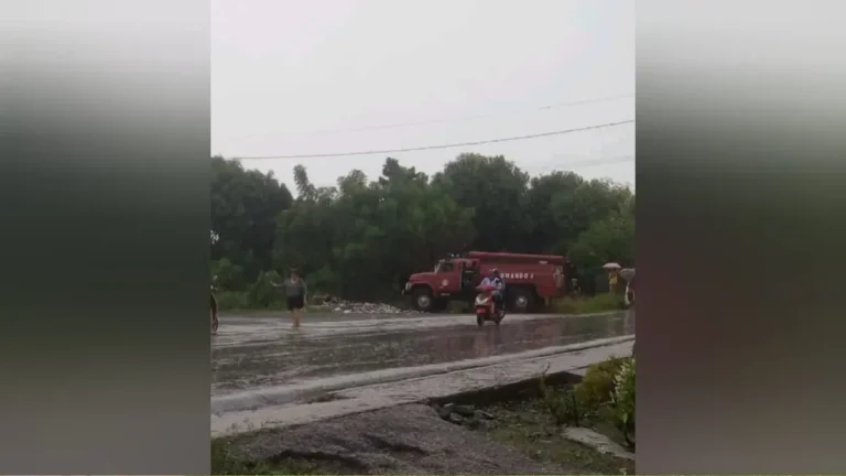 Rescate milagroso en Placetas: Dos mujeres arrastradas por una cañada sobreviven gracias a la rápida acción de bomberos y vecinos