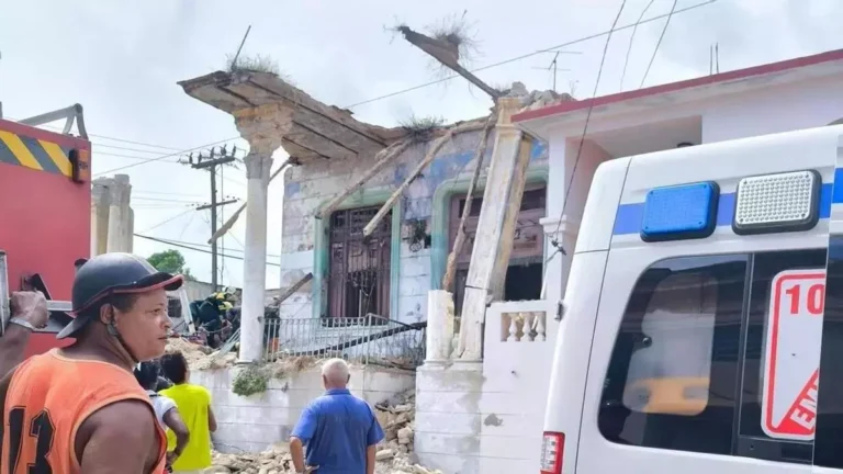 Tragedia en Lawton: dos ancianos mueren al desplomarse el portal de su casa mientras estaban sentados en él