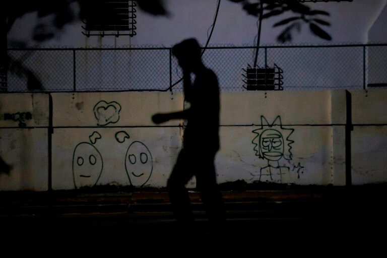 Vecinos de La Güinera denuncian discriminación eléctrica: 40 horas sin luz mientras otros circuitos tienen corriente cada 6 por 3